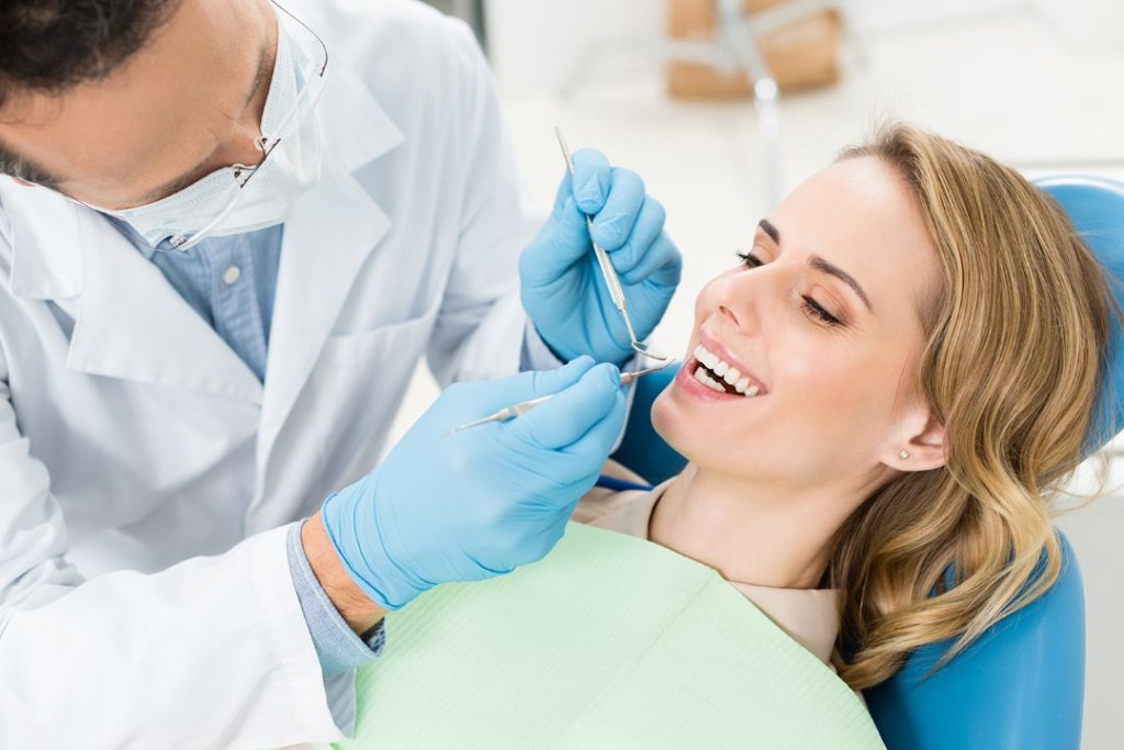 doctor-treats-patient-teeth-in-modern-dental-clini-2021-08-29-19-39-04-utc_2x.jpeg